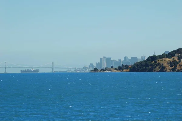 Golden Gate Bridge San Francisco Bay Surrounded Hills Buildings Sunlight — Stock Photo, Image
