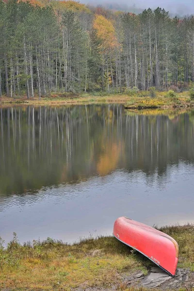 Canot Rose Retourné Sur Les Rives Lac Mirror Dans Vallée — Photo