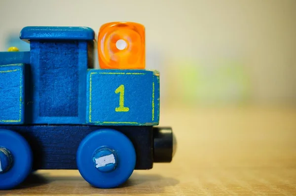 Tiro Close Trem Brinquedo Azul Número Com Cubo Laranja Nele — Fotografia de Stock