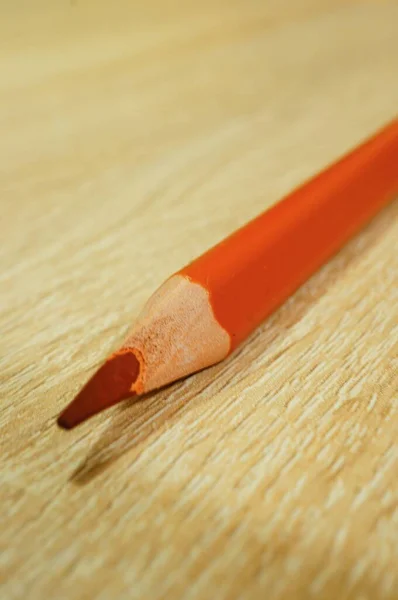 Eine Vertikale Aufnahme Eines Buntstifts Auf Einer Holzoberfläche — Stockfoto