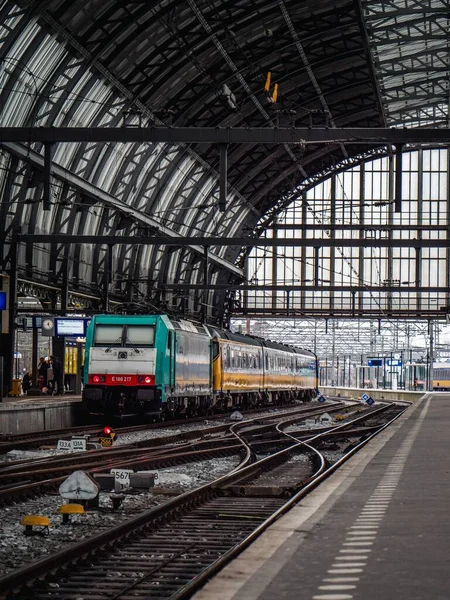 Ett Tåg Inne Amsterdams Tågstation Med Tågspår Och Balkar — Stockfoto