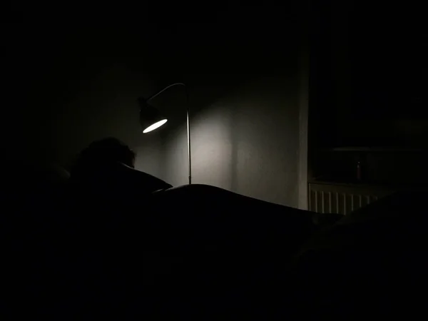 Eine Lampe Beleuchtet Den Dunklen Raum Dem Sie Sich Befindet — Stockfoto