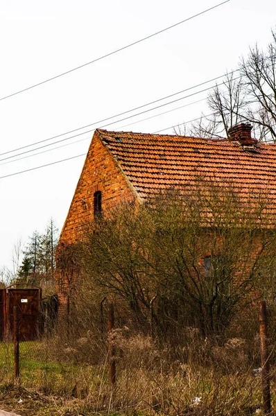 Vertikal Bild Tegelhuset Och Trädgård Bredvid — Stockfoto