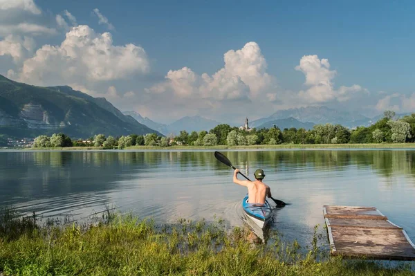 Vacker Bild Person Som Båt Sjön Omgiven Träd Och Berg — Stockfoto