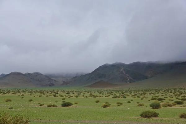 Een Prachtig Shot Van Vallei Van Groene Berg Een Bewolkte — Stockfoto