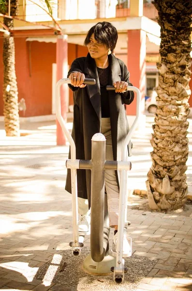 Selective Focus Shot Smiling Hispanic Woman Using Treadmill Park Blurred — Stock Photo, Image