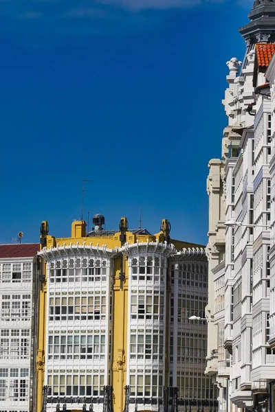 Plano Vertical Edificios Colores Bajo Cielo Azul Coruña Galicia España — Foto de Stock