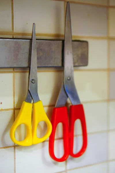 Vertical Shot Scissors Attached Magnet — Stock Photo, Image