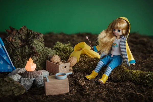 おもちゃのハイキングキャンプに座っている金髪の人形のクローズアップショット — ストック写真