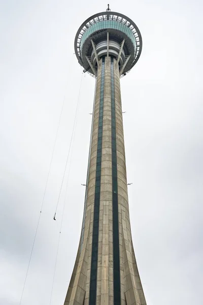 Uno Scatto Verticale Angolo Basso Della Macao Tower Sotto Cielo — Foto Stock