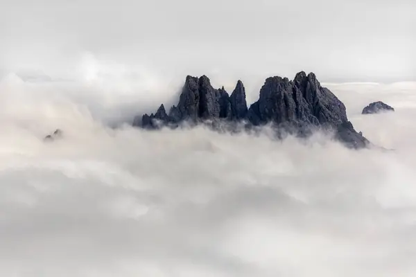 Montagna Dolomitica Italia Ricoperta Nuvole Bianche — Foto Stock