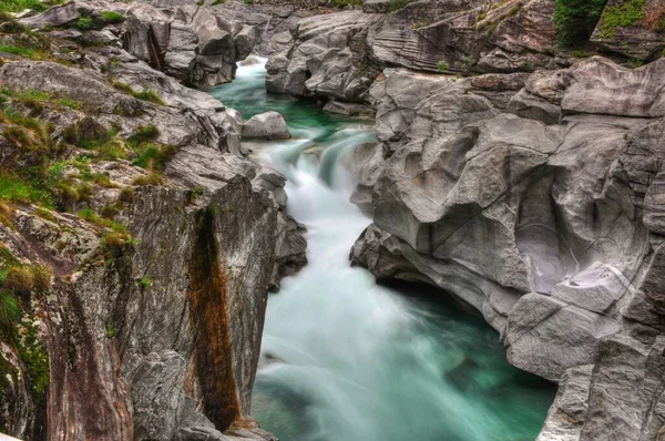 Река Окруженная Скалами Заросшими Камнями Швейцарском Местечке Васка — стоковое фото