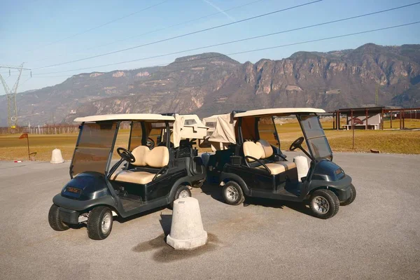 Hermosos Carros Golf Con Montañas Cielo Azul Claro Fondo — Foto de Stock