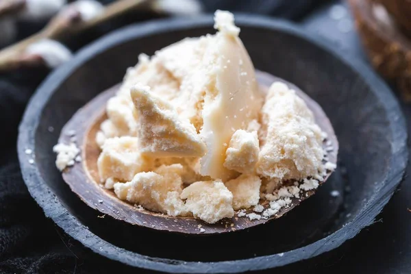 코코넛 껍질로 코코넛 버터를 클로즈업 — 스톡 사진