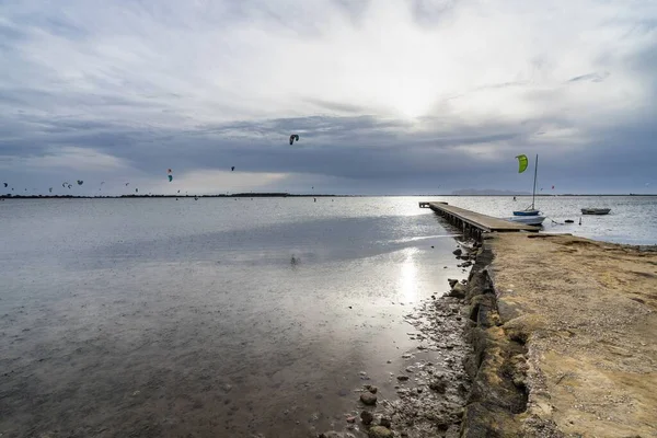 Widok Kitesurfingu Nad Laguną Saline Dello Stagnone Podczas Zachodu Słońca — Zdjęcie stockowe