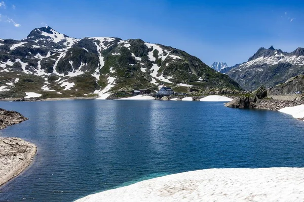 スイスのヴァレーにあるグリムゼル峠のトテンシー湖の青い海の美しいショット — ストック写真
