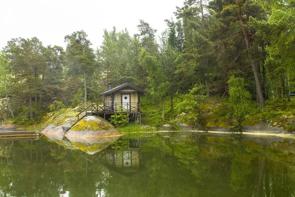 Relaksujący Widok Przytulny Domek Lesie Obok Spokojnego Jeziora — Zdjęcie stockowe