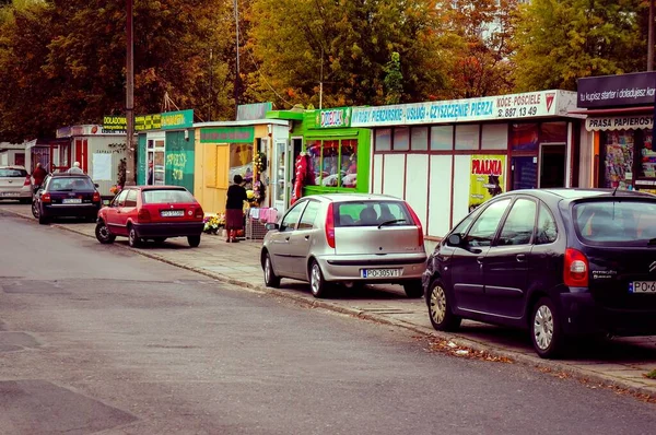 Poznan Polonia Septiembre 2013 Fila Coches Estacionados Una Acera Cerca — Foto de Stock