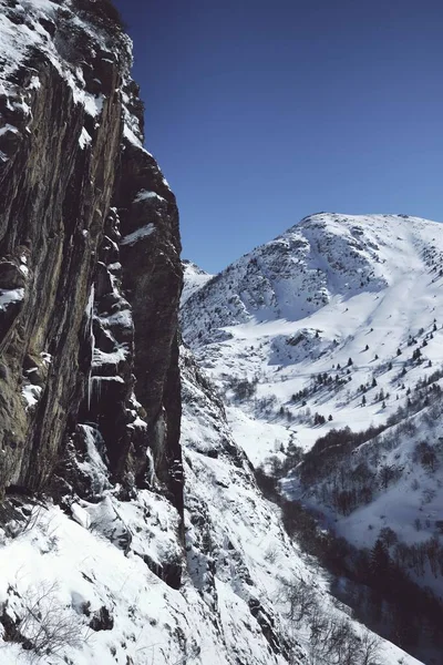 Вертикальний Постріл Фасаду Скелястої Скелі Французьких Альпах Взимку — стокове фото