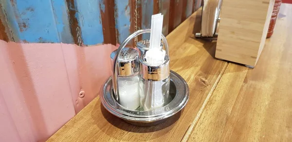 Стеклянная Солонка Деревянном Столе Кафе — стоковое фото