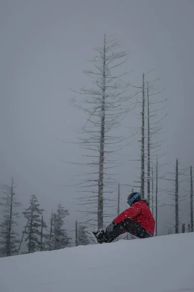 Snowboarder Sentado Ladera Nevada Snowshoe Mountain Resort Virginia Occidental — Foto de Stock