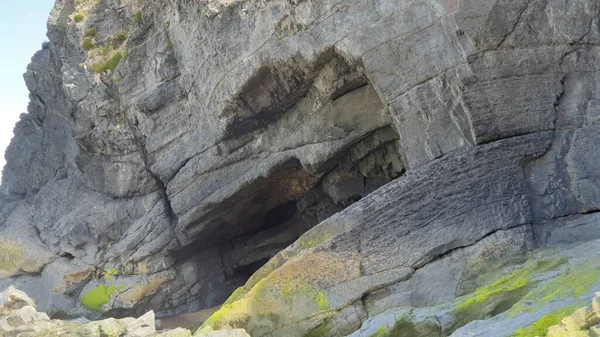 Eine Schöne Nahaufnahme Von Steinhöhle Mit Moos Darauf Perfekt Für — Stockfoto