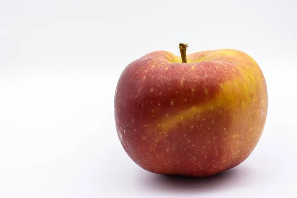Eine Schöne Aufnahme Eines Reifen Roten Apfels Isoliert Auf Weißem — Stockfoto
