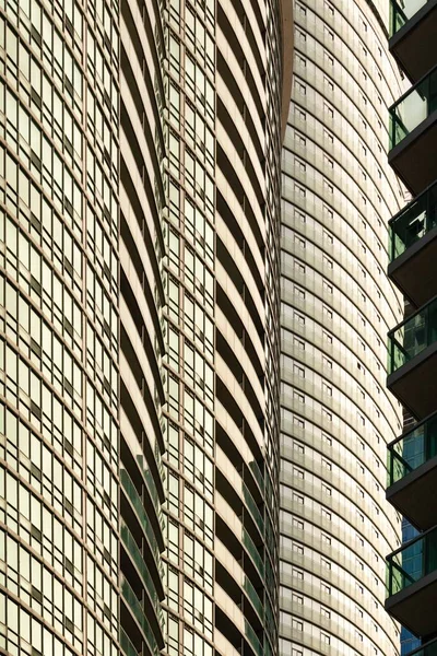 Tiro Ângulo Baixo Edifícios Altos Com Padrões Interessantes — Fotografia de Stock