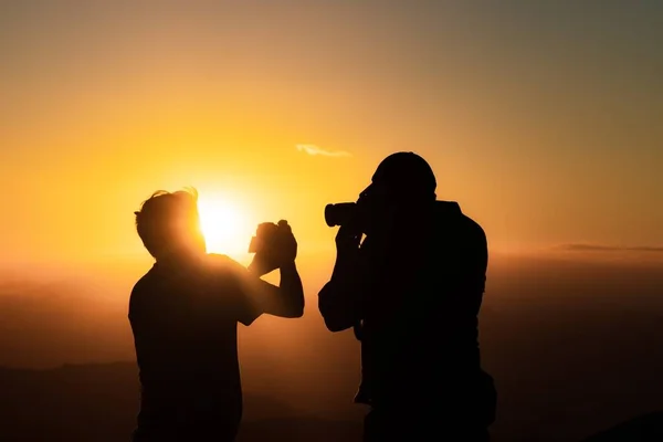 Deux Hommes Côté Autre Prenant Une Photo Coucher Soleil Dans — Photo
