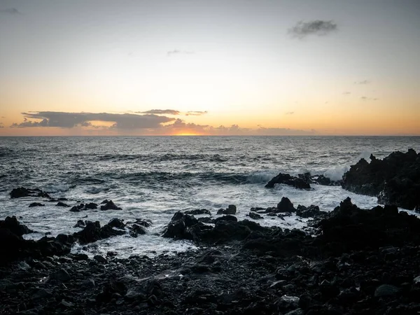 Ufukta Renkli Bir Gün Batımı Olan Güzel Kayalık Bir Deniz — Stok fotoğraf