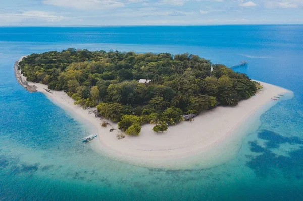 Une Île Couverte Arbres Végétation Entourée Par Océan — Photo