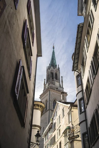 Tiro Ângulo Baixo Campanário Igreja Lawrence Entre Dois Edifícios Gallen — Fotografia de Stock