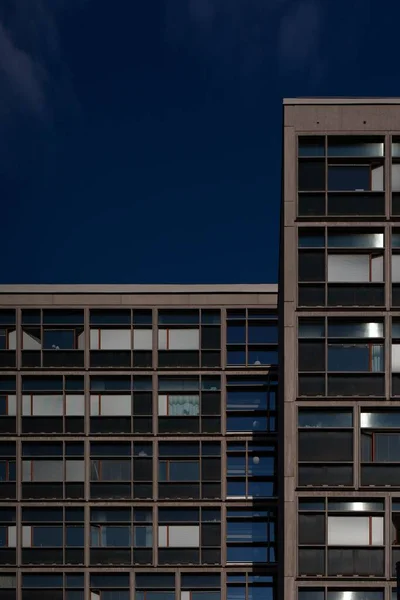 Egy Függőleges Lövés Üveg Paneles Modern Épületek Kék Háttér — Stock Fotó