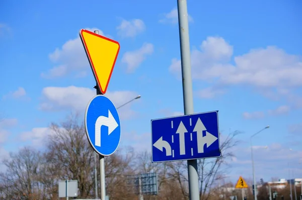 Die Verkehrszeichen Einem Mast Mit Verschwommenem Hintergrund — Stockfoto