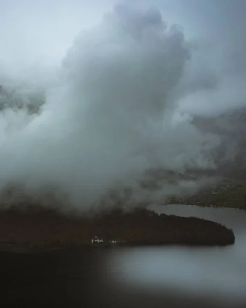 一道垂直的湖滨带着低矮的白云的照片 — 图库照片