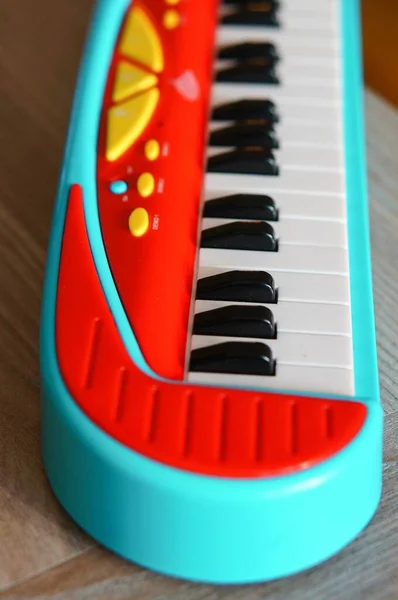 Eine Vertikale Aufnahme Einer Bunten Tastatur Für Kinder — Stockfoto