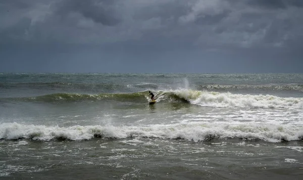 Surfer Żółtą Deską Surfingową Cieszącą Się Falami Sunshine Coast Australii — Zdjęcie stockowe
