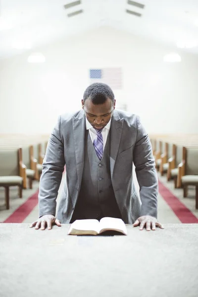 Ένας Αφρο Αμερικανός Άντρας Προσεύχεται Κεφάλι Κάτω Κοιτάζοντας Βίβλο Στην — Φωτογραφία Αρχείου