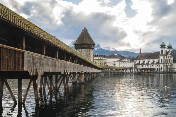 스위스 루체른에 다리의 — 스톡 사진