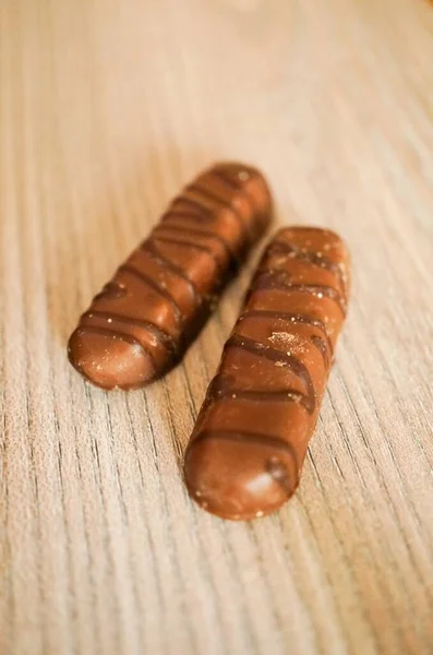 Tahta Bir Yüzey Üzerinde Iki Uzun Çikolatalı Kurabiyenin Dikey Yakın — Stok fotoğraf