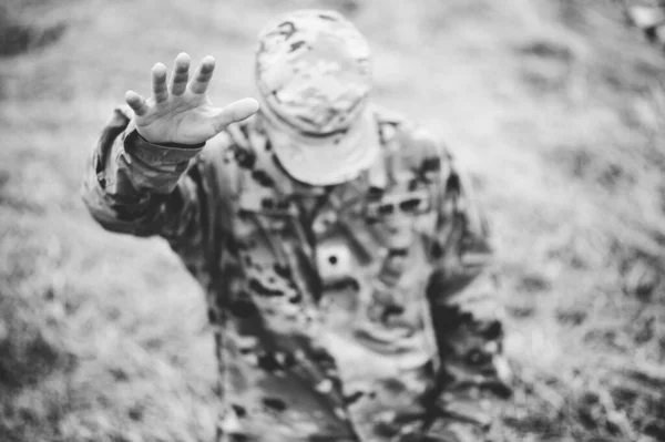 Tiro Tons Cinza Soldado Americano Com Mão Erguida Acima — Fotografia de Stock