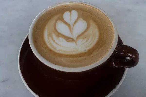 Uma Xícara Cappuccino Quente Com Espuma Arte Mesa — Fotografia de Stock