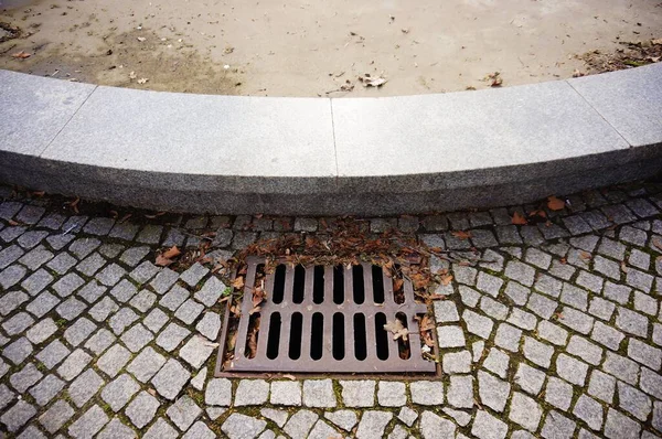 Een Mangat Een Kasseien Straat Overdag — Stockfoto