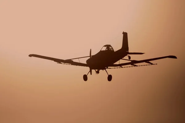 Uma Silhueta Avião Céu Nebuloso Laranja — Fotografia de Stock