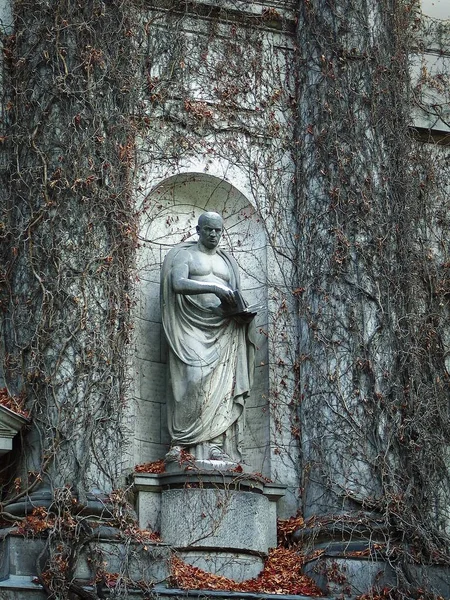 Statue Eines Glatzköpfigen Mannes Der Eine Toga Trägt Und Ein — Stockfoto