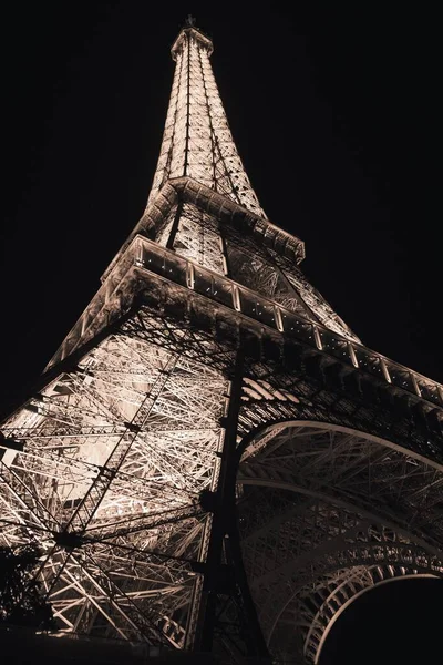 Tiro Ângulo Baixo Belas Luzes Brilhantes Torre Eiffel Paris França — Fotografia de Stock