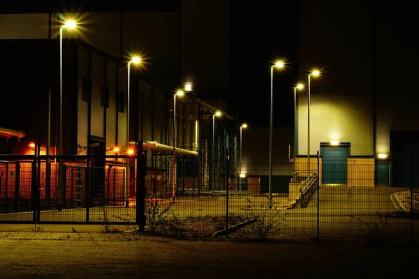 Uma Imagem Lote Fechado Bem Iluminado Atrás Edifícios Noite — Fotografia de Stock