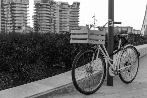 Tiro Escala Cinza Uma Bicicleta Com Uma Caixa Madeira Apoiada — Fotografia de Stock