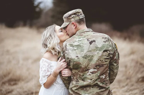 Shallow Focus Shot American Soldier Kissing His Loving Wife Field — Stock Photo, Image