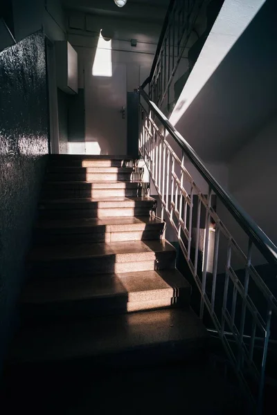 Una Imagen Vertical Escaleras Puertas Bajo Las Luces Concepto Interior — Foto de Stock